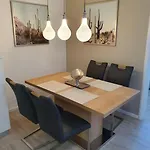 Und Berge Апартаменти Макарська